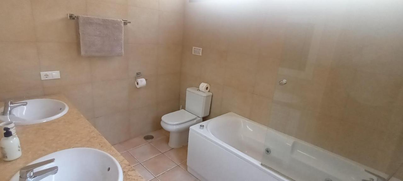 Beautiful, Spacious Villa, Heated Pool, Sleeps Eight, With Quality Furnishings Caleta De Fuste Kültér fotó